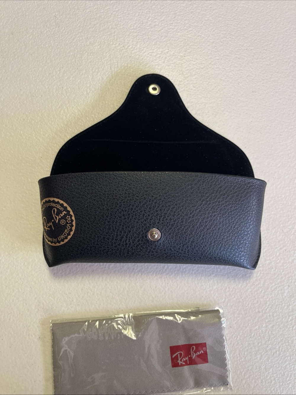 Ray-Ban Black  Leather Sunglasses Pouch with New Cleaning Cloth Snap Front